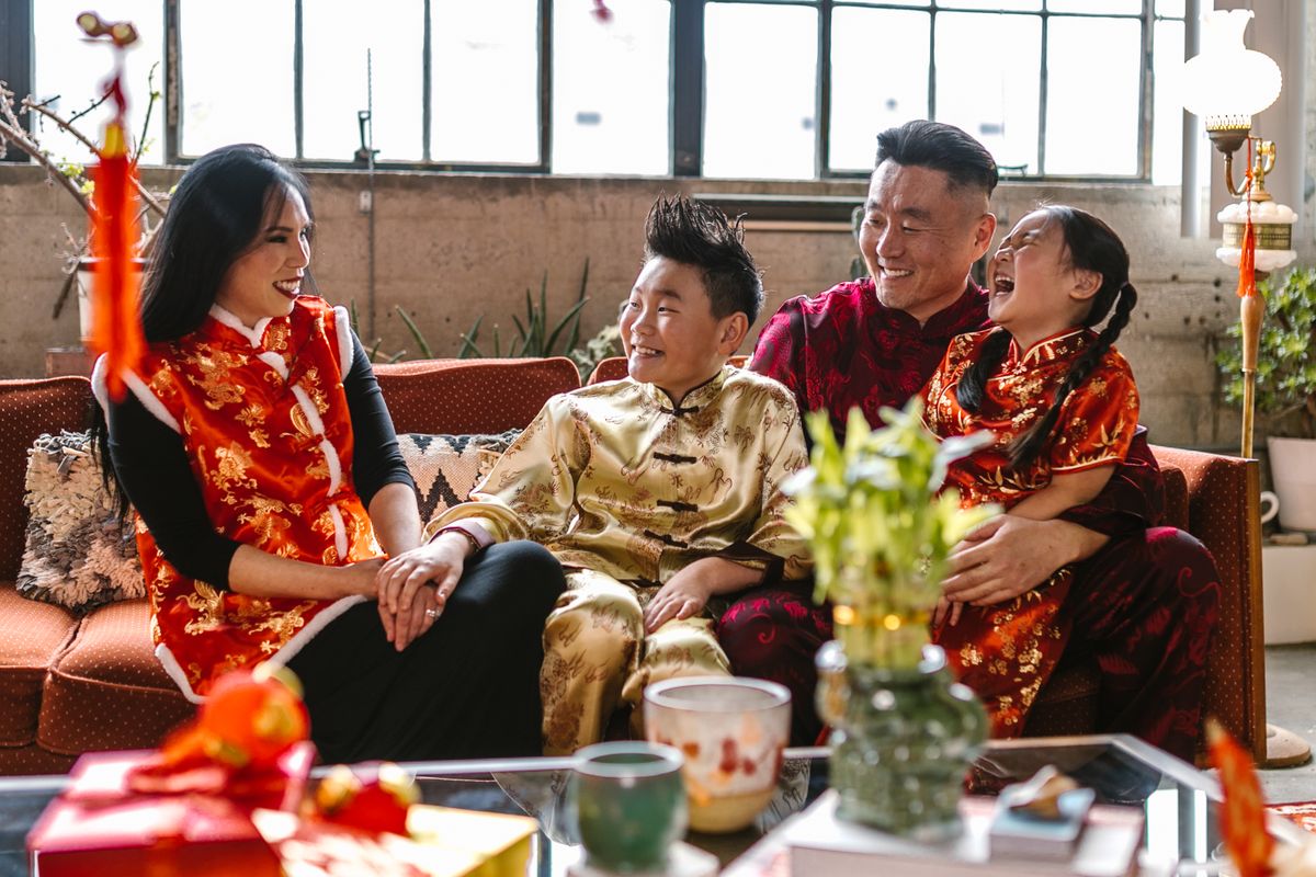 Tiga generasi keluarga Malaysia berkumpul semasa kunjungan perayaan